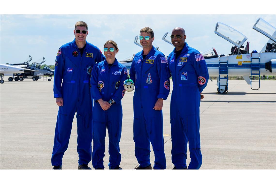 Die Crew ist am Weltraumbahnhof angekommen.