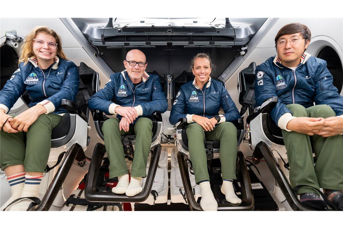 Rabea Rogge soll als erste deutsche Frau ins All fliegen Die Crew von Rabea Rogge (links) hat lange in einer "Dragon"-Kapsel von SpaceX trainiert.