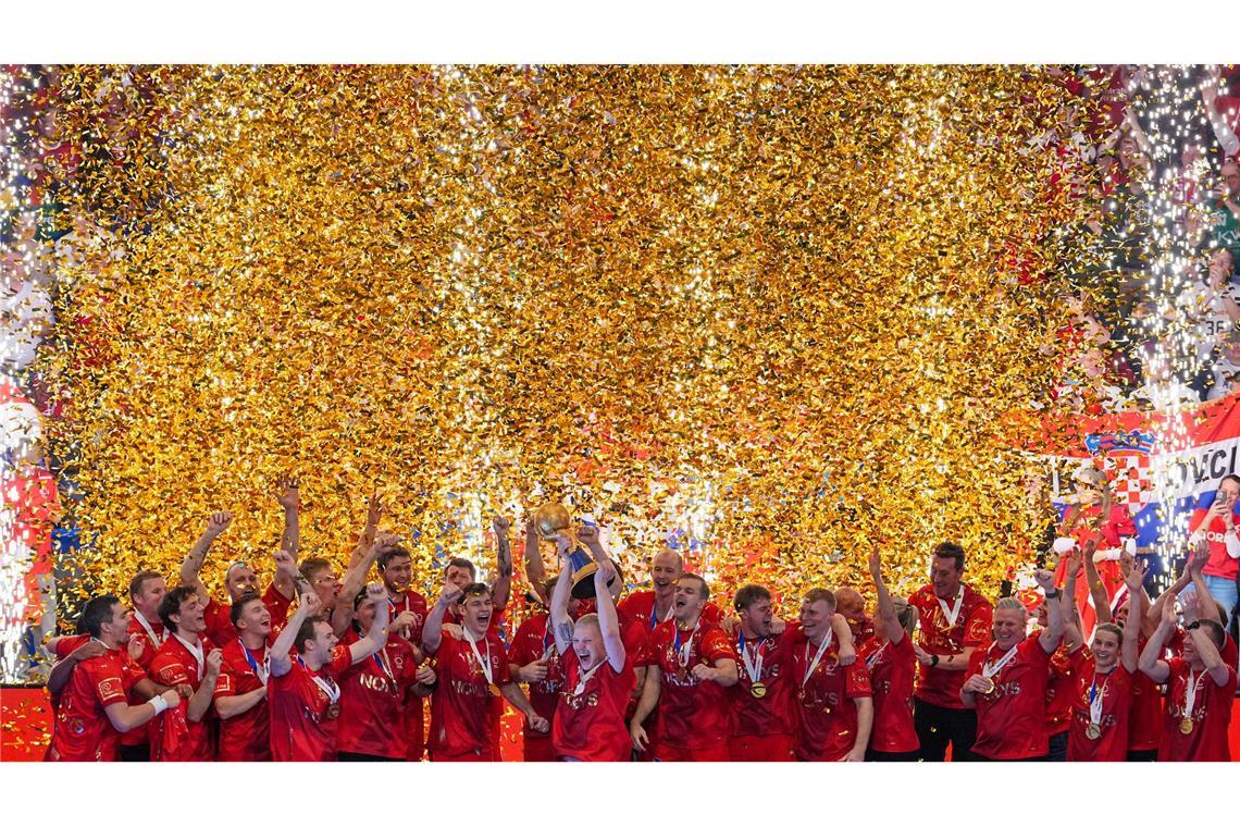 Bilder des Tages Die dänische Handball-Nationalmannschaft bejubelt den Gewinn des WM-Pokals.