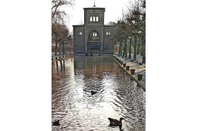Die Damaszenerhalle am Langen See in der Wilhelma soll bis 2028 saniert sein. Sie ist derzeit geschlossen.