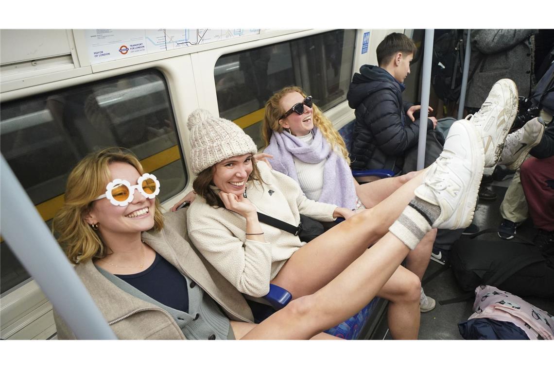 Warum Menschen in London ohne Hose U-Bahn fahren Die Damen hatten sichtlich Spaß an der neu gewonnenen „Beinfreiheit“.