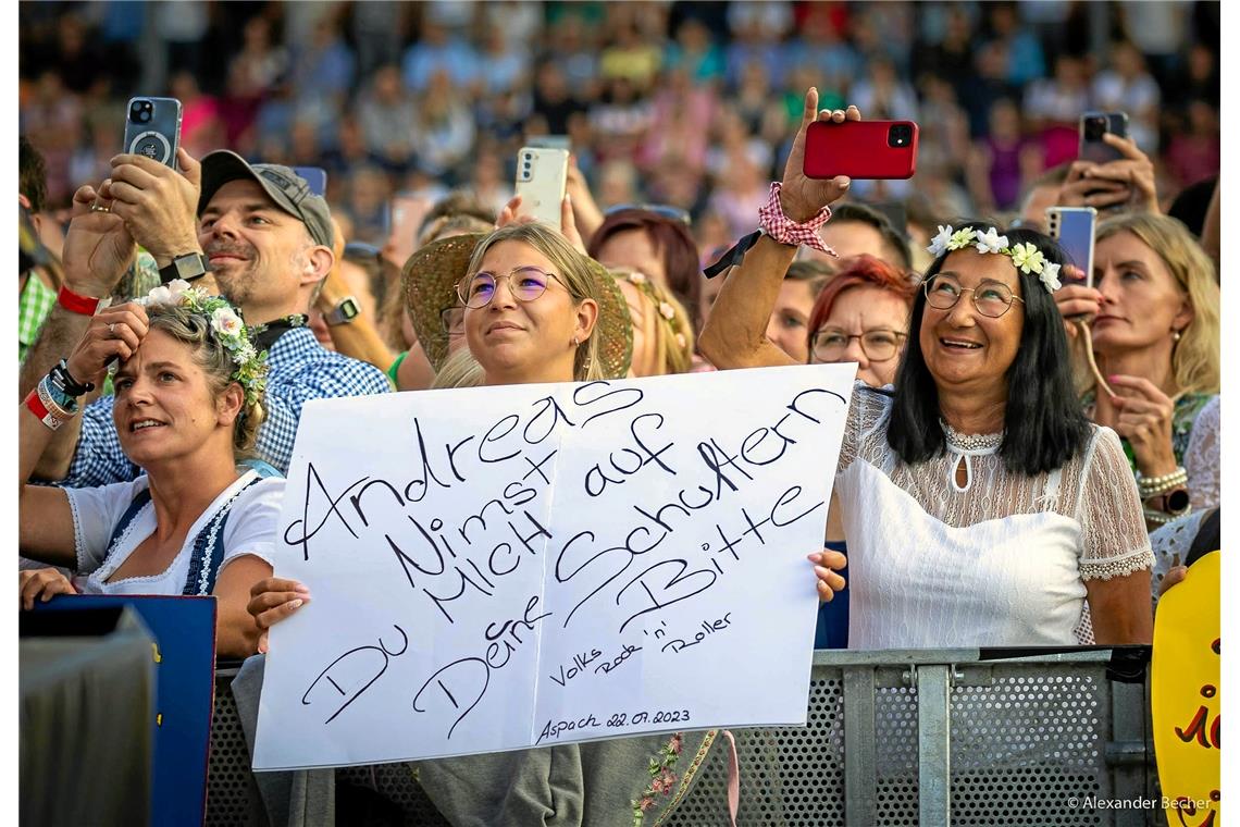 Die Damen im Publikum haben jede Menge süße Botschaften für den Österreicher im ...