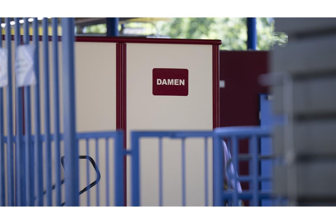 Nach Belästigungen im Freibad ermittelt Staatsanwaltschaft Die Damenumkleide des Schwimmbads