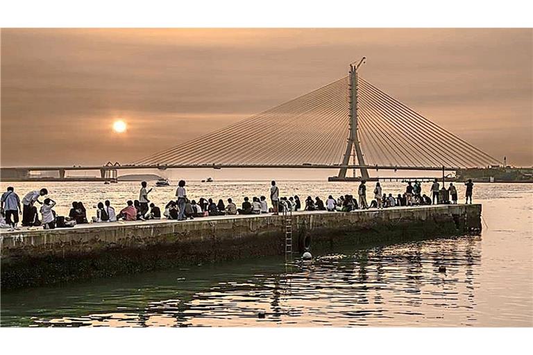 Die Danjiang-Brücke im Sonnenuntergang.