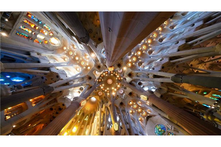 Die Decke der Basilika der Sagrada Familia in Barcelona vor der Ankunft des Papstes zur Feier eines Gottesdienstes.