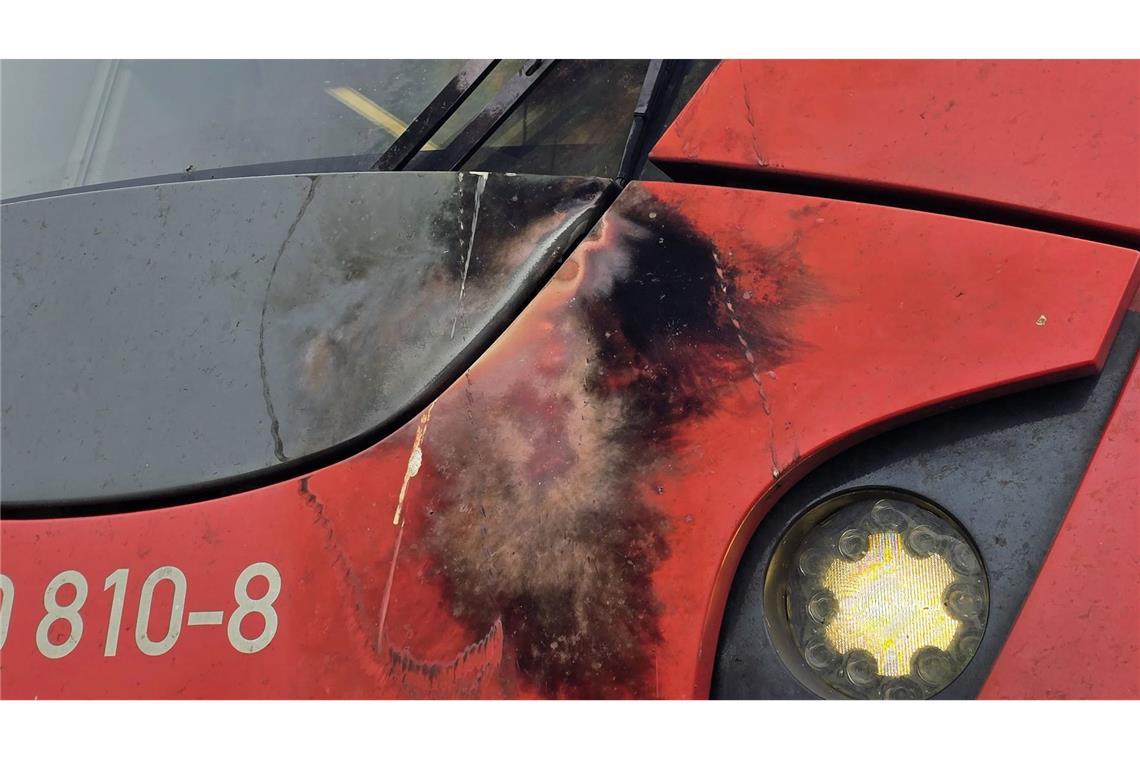 Die defekte Oberleitung hat sichtbare Spuren am Triebwagen hinterlassen.