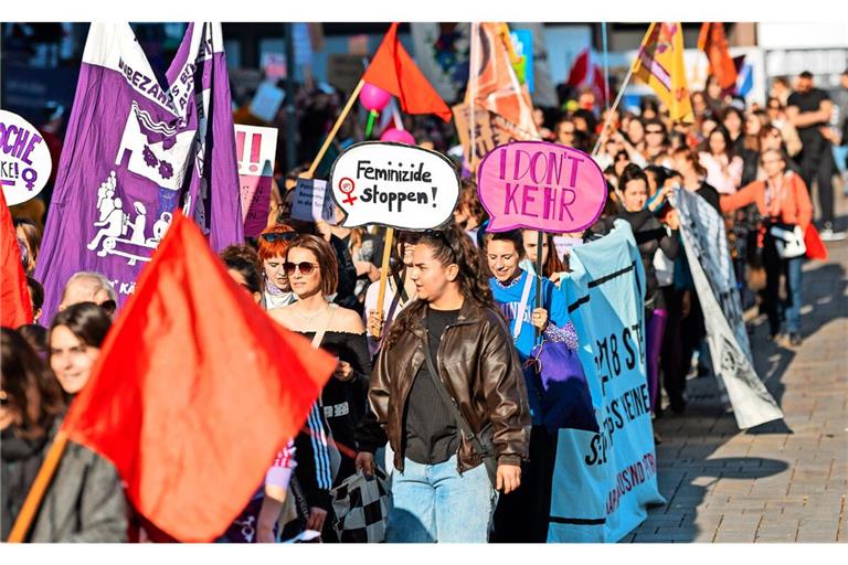 Die Demo in Stuttgart Zum Internationalen Frauentag gingen am Samstag Tausende Menschen in Stuttgart auf die Straße.