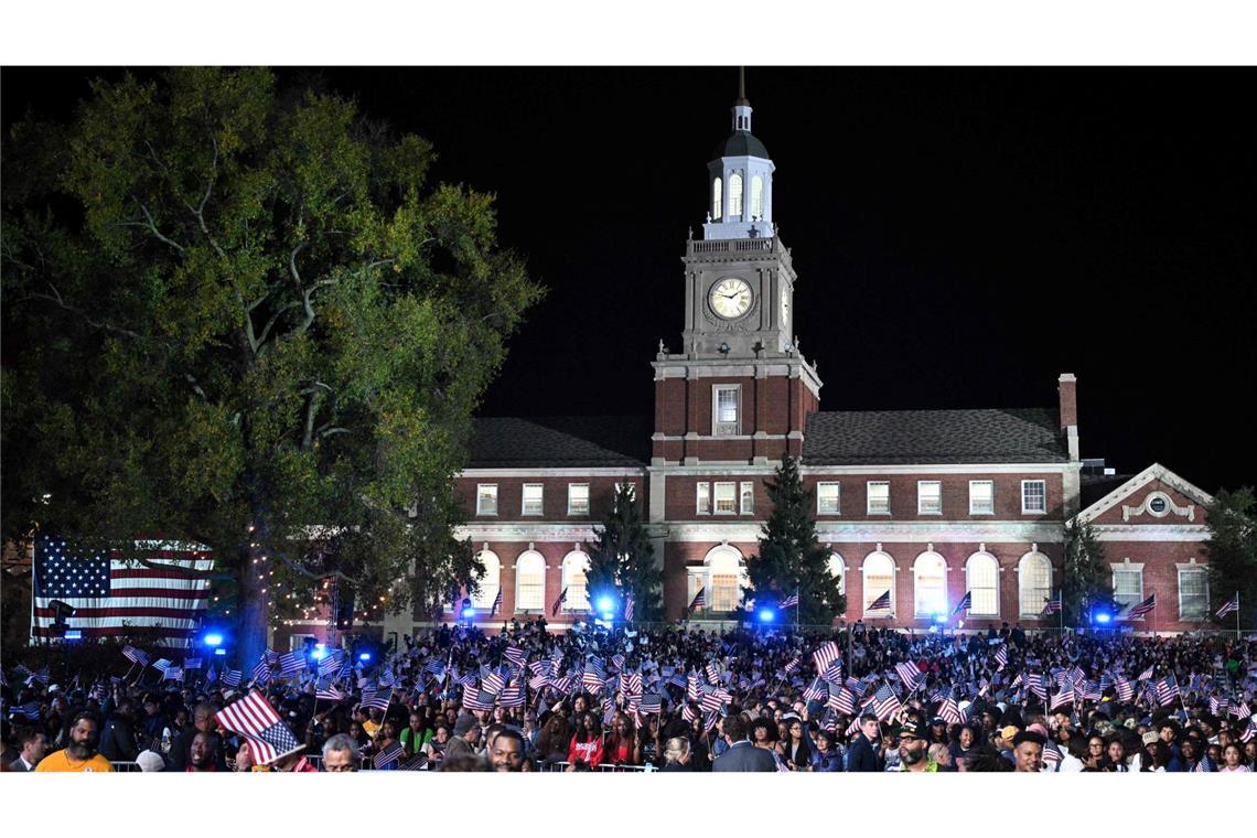 Verzweiflung hier, Euphorie da – Bilder einer Wahlnacht Die Demokraten halten ihre zentrale Wahlparty an der Howard University in Washington, eines der traditionsreichen „black colleges“ in den USA.