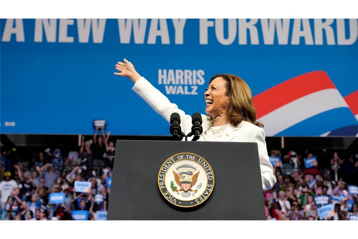 Kandidatin der Demokraten: Wer ist Kamala Harris? Die demokratische Präsidentschaftskandidatin und US-Vizepräsidentin Kamala Harris verspricht ihren Wählerinnen und Wählern einen neuen Weg in die Zukunft ("A new way forward"). (Archivbild)