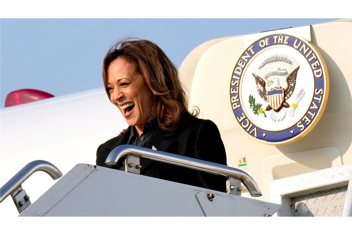 Kandidatin der Demokraten: Wer ist Kamala Harris? Die demokratische US-Präsidentschaftskandidatin Kamala Harris kann als amtierende Vizepräsidentin im Wahlkampf die Regierungsmaschine nutzen. (Archivbild)