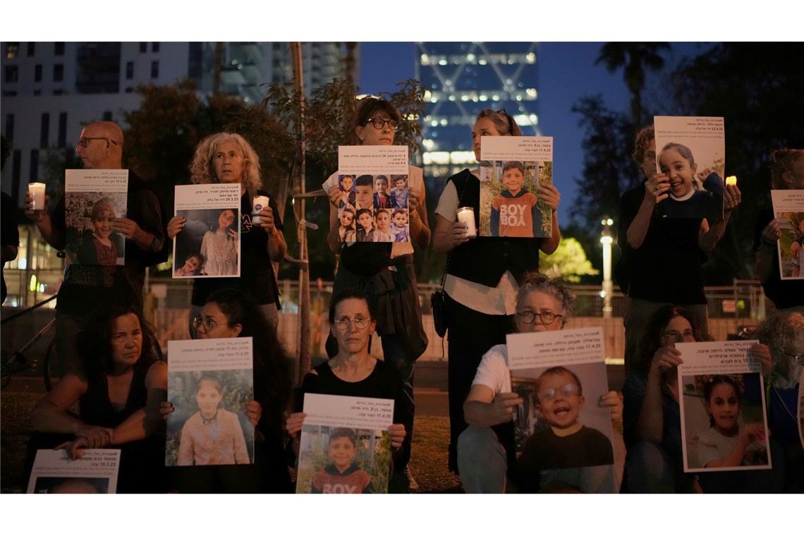 Israels Militärchef: Armee verstärkt Kämpfe im Gazastreifen Die Demonstranten fordern ein Ende des Krieges.