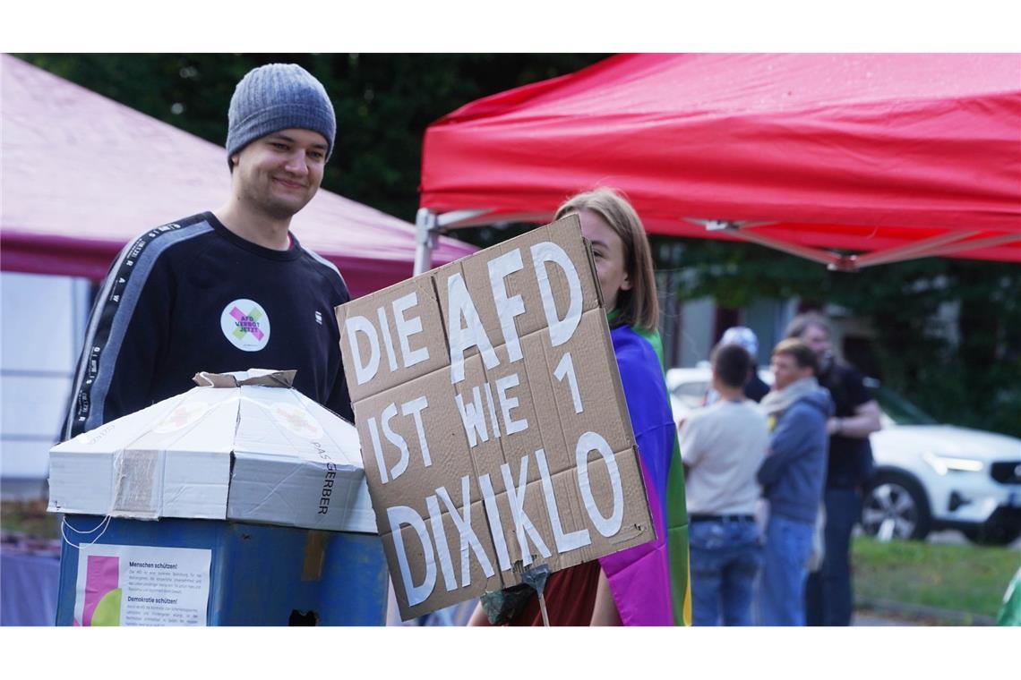 Liveticker: Streitgespräch beendet – außer einigen Rangeleien blieb es friedlich Die Demonstranten haben bezüglich der AfD eine klare Meinung.