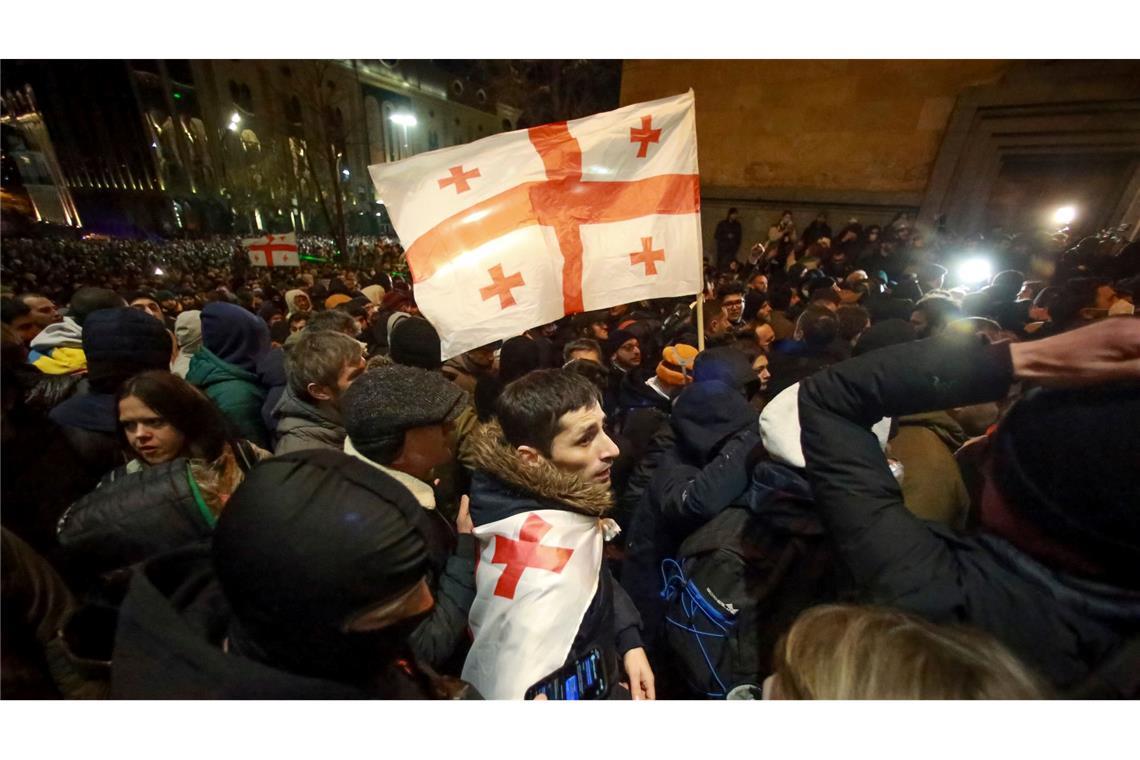 Tausende demonstrieren nach Georgiens Absage an die EU Die Demonstranten in Tiflis hoffen auf eine Annäherung an Europa.