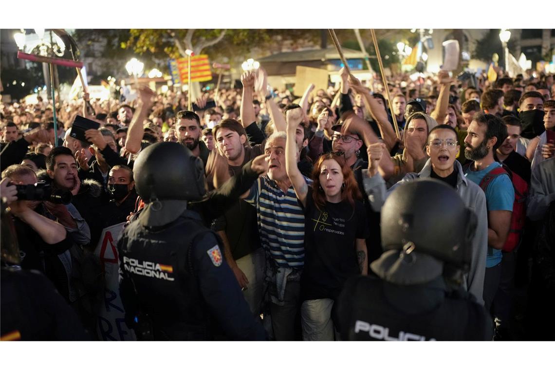 Trauer und Wut nach Flut - Zehntausende protestieren Die Demonstranten in Valencia skandierten unter anderem "Mörder, Mörder".