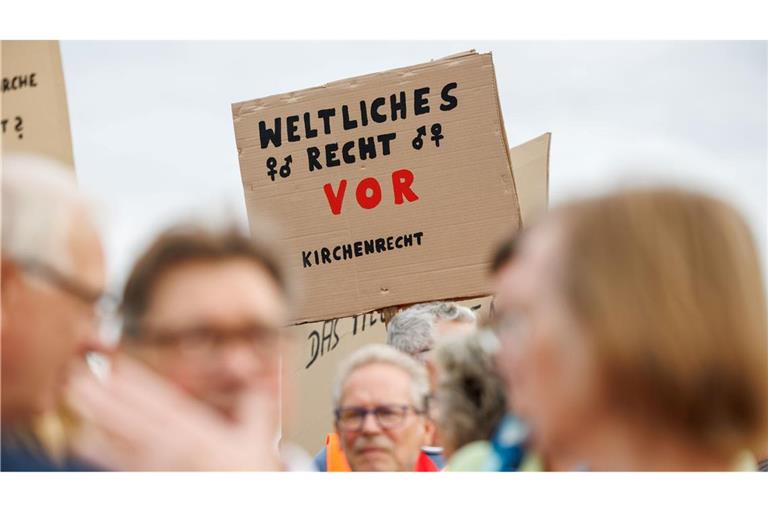 Die Demonstranten kritisierten die Haltung des katholischen Krankenhausträgers.