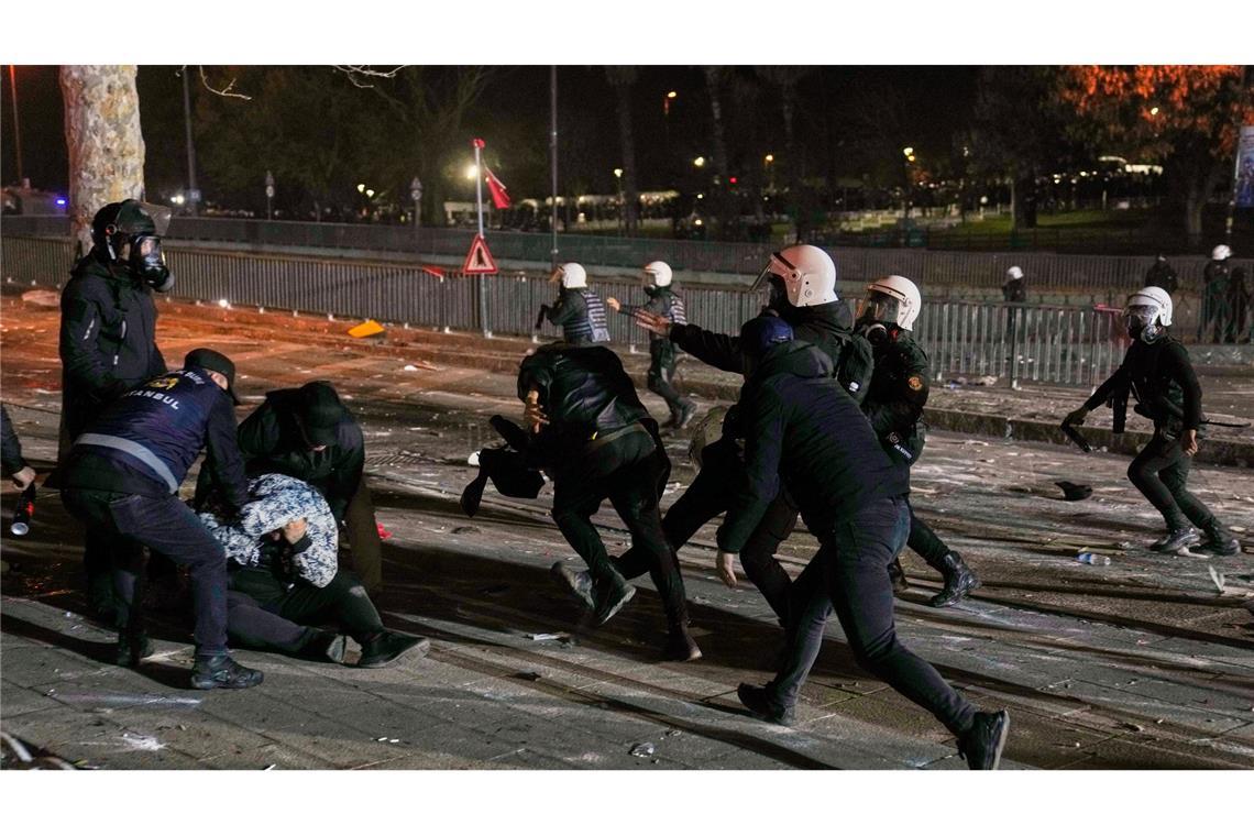 Mehrere Journalisten in der Türkei verhaftet Die Demonstrationen der vergangenen Tage sind die größten in der Türkei seit den Gezi-Protesten von 2013.