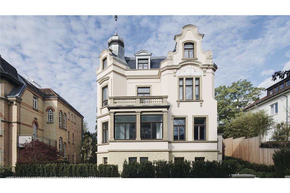 5 der besten umgebauten Villen und Wohnungen in Stuttgart Die denkmalgeschützte Villa in Stuttgart von der Straßenseite aus gesehen – den Umbau gestaltete der Architekt Simon Fehrle.