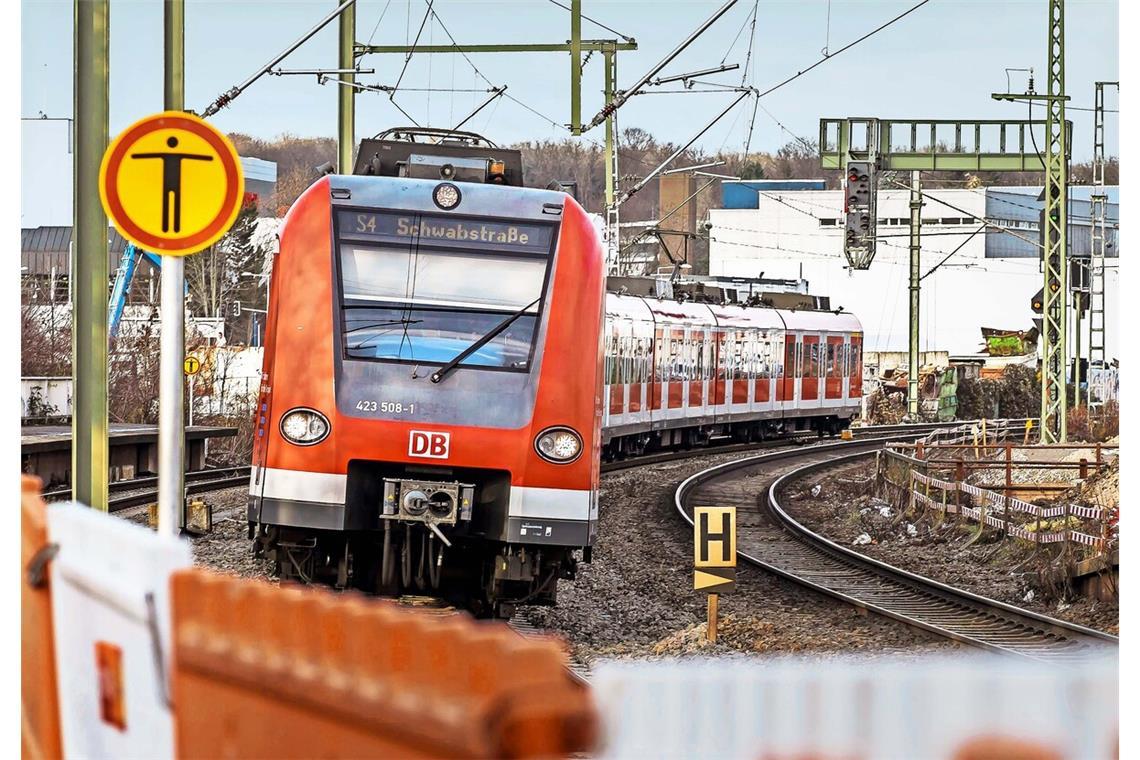 Die Deutsche Bahn arbeitet am Bahnhof Feuerbach.