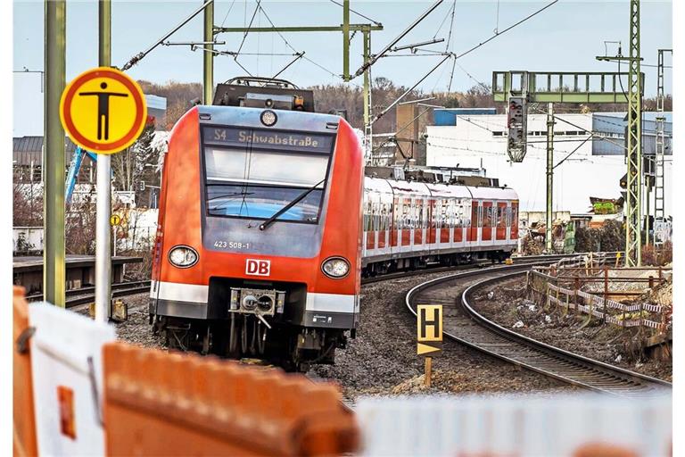 Die Deutsche Bahn arbeitet am Bahnhof Feuerbach.