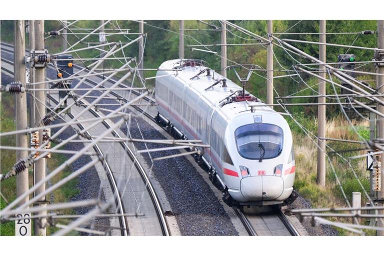 Die Deutsche Bahn beginnt am 1. Mai eine umfassende Sanierung der Strecke zwischen Hamburg und Hannover. (Archivbild)