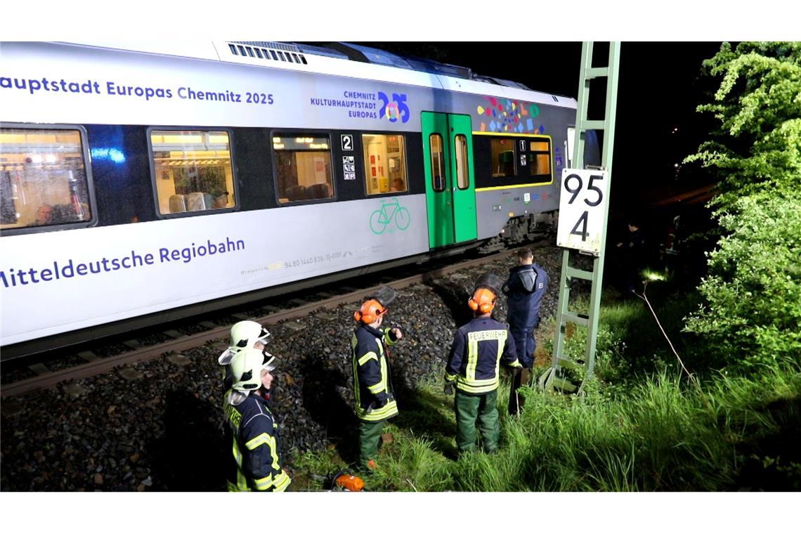 Verletzte bei Unwetter - Beruhigung zum Wochenstart Die Deutsche Bahn berichtete auf X von Streckensperrungen wegen Bäumen auf den Gleisen.