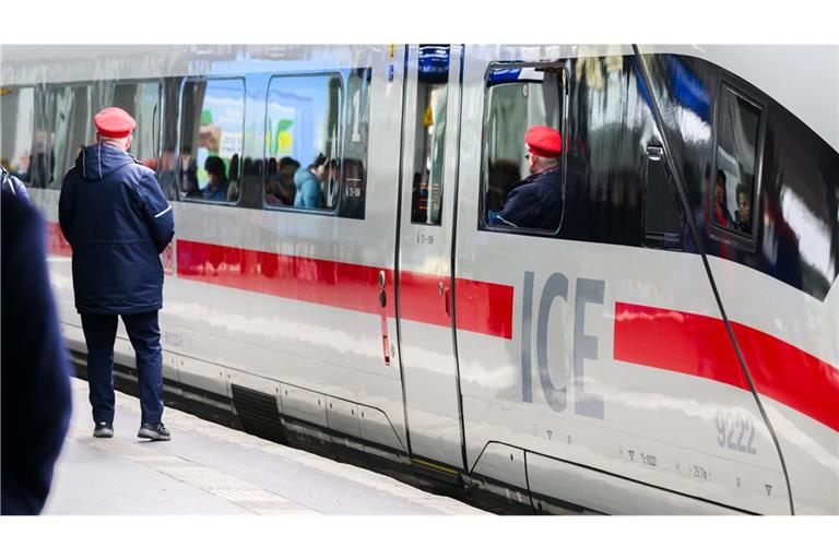 Die Deutsche Bahn hat ein erstes Tarifangebot vorgelegt (Symbolbild).