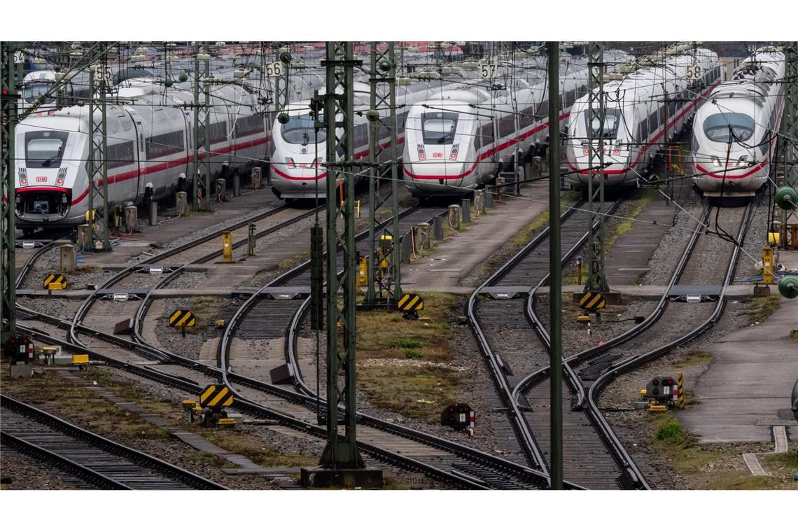 Die Deutsche Bahn plant, mehr als 40 hoch belastete Strecken im Schienennetz grundlegend zu sanieren.