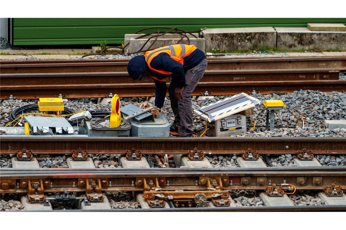 Die Deutsche Bahn schiebt einen milliardenschweren Investitionsrückstau vor sich her. (Archivbild)