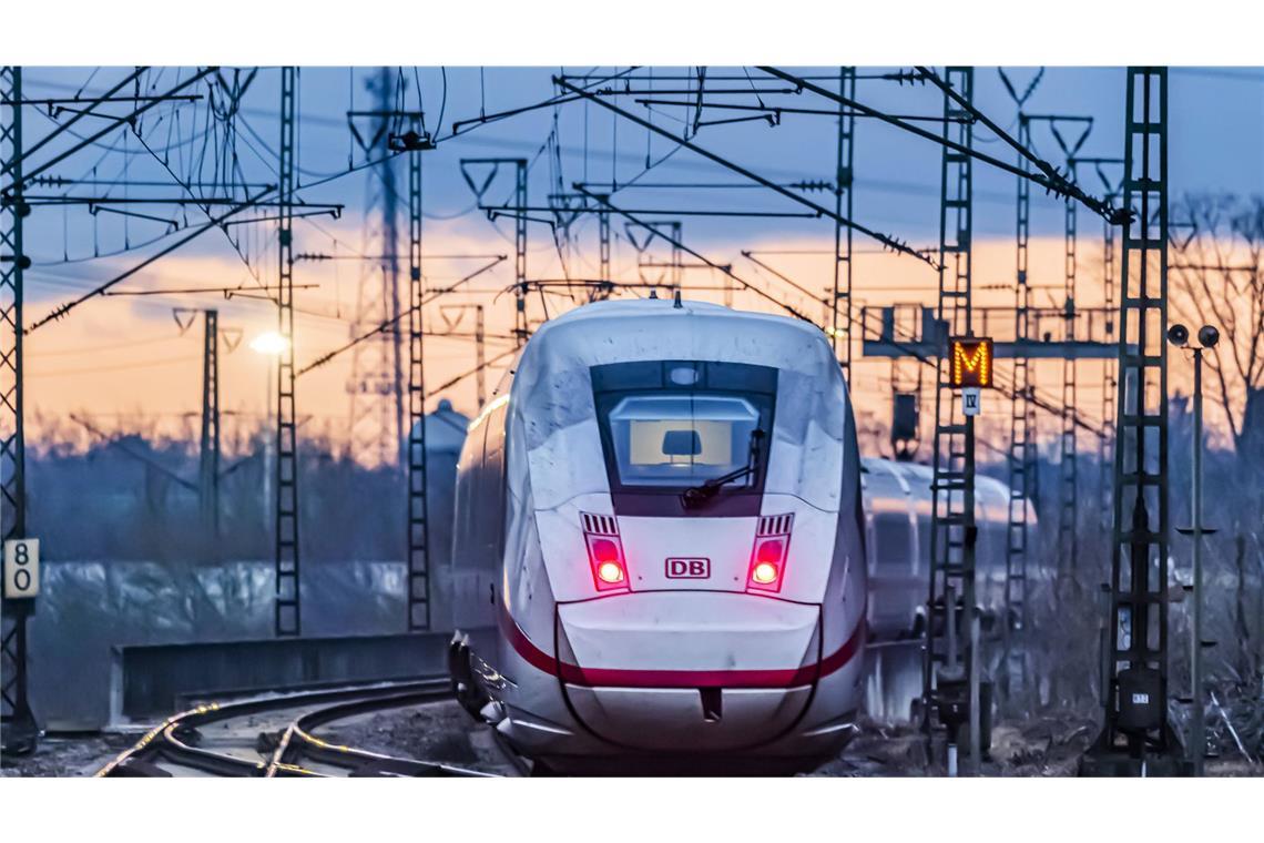 Deutsche Bahn schafft gezapftes Bier in Zügen ab und testet bargeldlose Bistros Die deutsche Bahn strukturiert um. (Symbolbild)