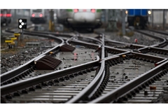 Die Deutsche Bahn will in einem Pilotprojekt erstmals "grünen" Stahl in Schienen verbauen. (Archivbild)