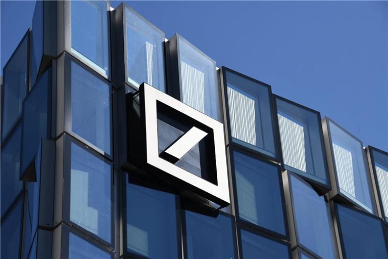 Die Deutsche-Bank-Aktie fällt zur Mitte der Woche um 3 Prozent. Eine Razzia wegen des Verdachts auf Geldwäsche sorgt für Unsicherheit bei den Anlegern.