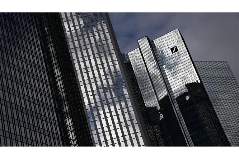 Die Deutsche Bank schließt wie angekündigt Filialen und streicht 2000 Jobs (Archivbild)