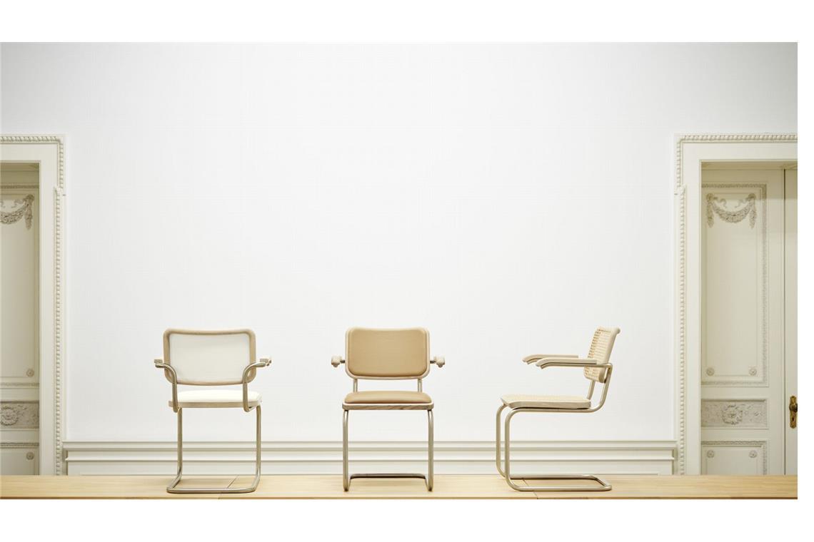 Was die Trends der Mailänder Möbelmesse über uns aussagen Die deutsche Designerin Jil Sander hat den Möbelklassiker S64 von Marcel Breuer für Thonet neu interpretiert. Für die Linie „NORDIC“ erhielt der Freischwinger ein Gestell mit mattem Nickelsilver-Finish sowie Holzelemente aus weiß pigmentierter Eiche und mit weißem beziehungsweise naturfarbenem Leder bezogene Sitz- und Rückenpolster.