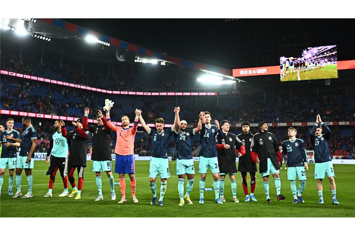Die deutsche Mannschaft feiert nach dem Abpfiff den Sieg.
