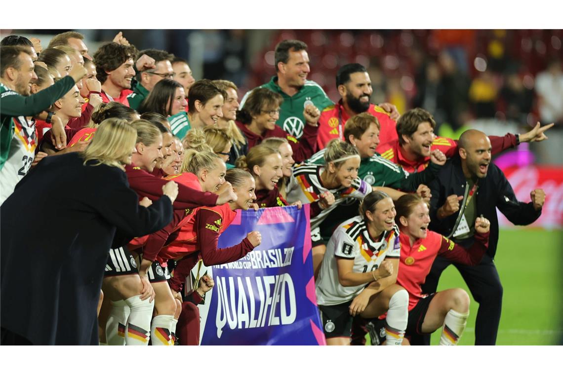 Die deutsche Mannschaft jubelt nach dem Sieg in der WM-Qualifikation gegen Norwegen.
