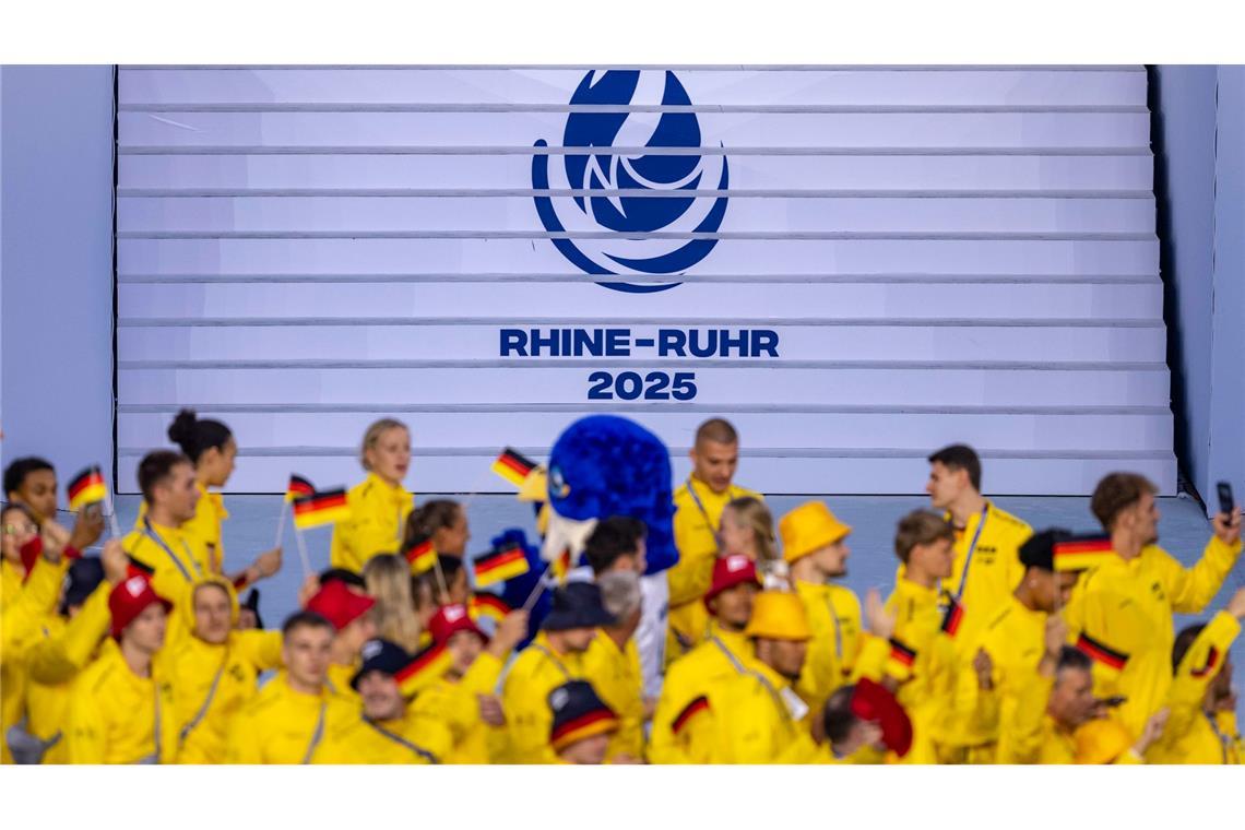 Die deutsche Mannschaft marschiert bei der Eröffnungsfeier der FISU World University Games 2025 in Duisburg ein.