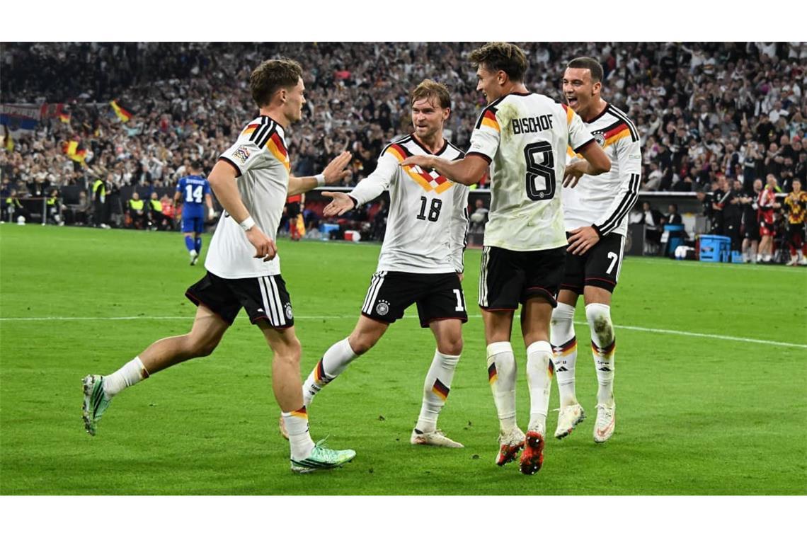 Die deutsche Nationalmannschaft siegt – Said El Mala, Tom Bischof und Maximilian Mittelstädt jubeln mit Torschütze Florian Wirtz (v. re.).