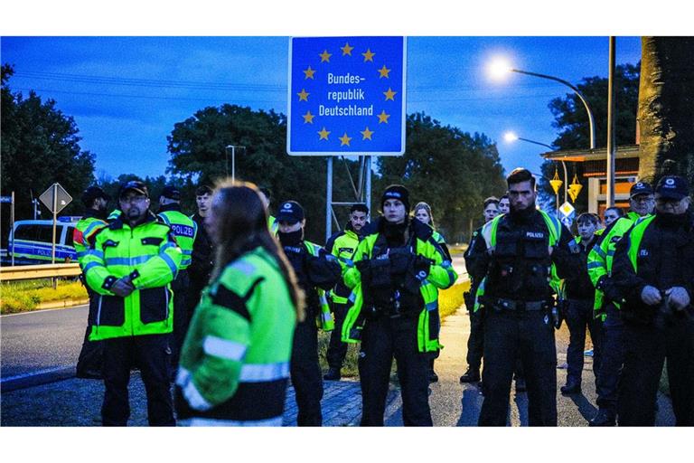 Die deutsche Polizei hat Niederländer daran gehindert, am zweiten Tag in Folge eigenmächtige Kontrollen an der Grenze zu Niedersachsen durchzuführen, um Asylbewerber ausfindig zu machen.