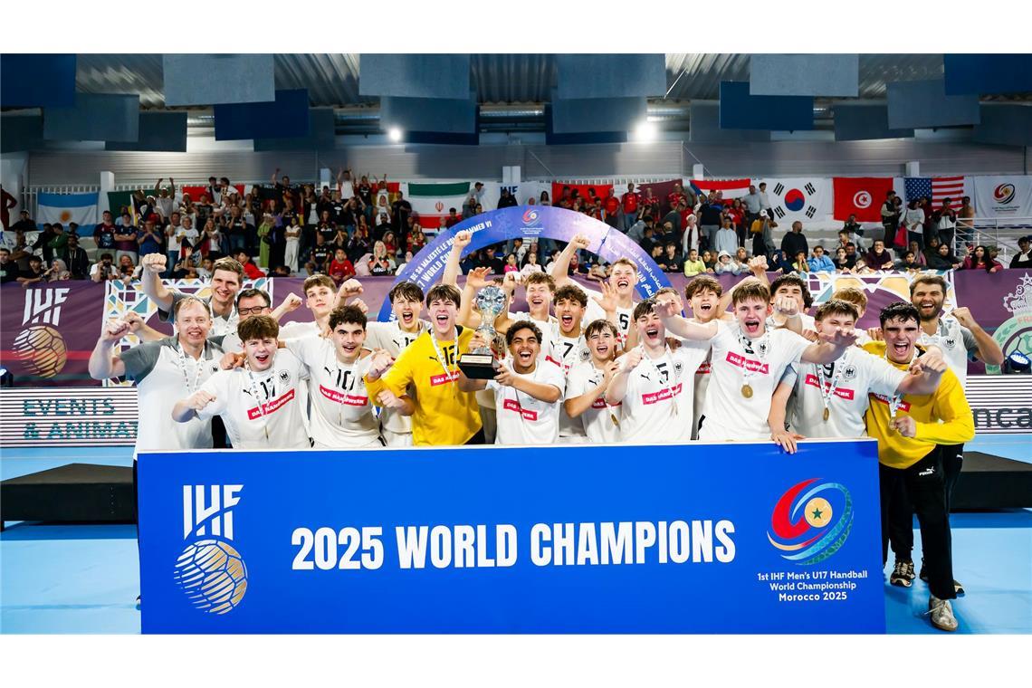 Bilder des Tages Die deutsche U17-Handballnationalmannschaft feiert ihren Weltmeistertitel.