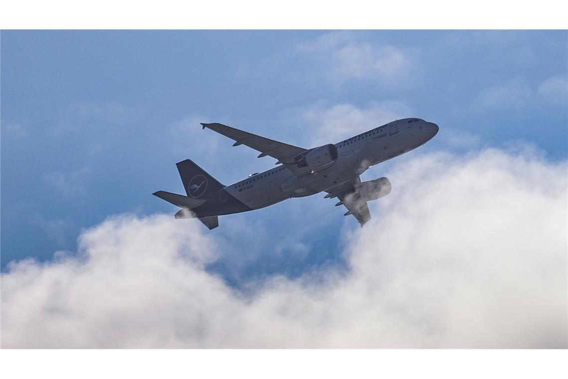 Urteil untersagt Lufthansa bestimmte CO2-Aussagen in Werbung Die Deutsche Umwelthilfe sprach von einem „wichtigen Sieg gegen irreführende Werbung“ der Lufthansa.