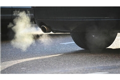 Die Deutsche Umwelthilfe will, dass BMW und Mercedes-Benz untersagt wird, in Zukunft Neuwagen mit klimaschädlichen Verbrennungsmotoren zu verkaufen. (Symbolbild)