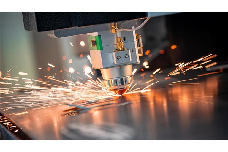 Die deutsche Wirtschaft wächst im September so stark wie seit 16 Monaten. Der PMI steigt deutlich, doch Unternehmen bauen weiter Stellen ab. Gründe sind fehlende Aufträge und steigende Kosten.