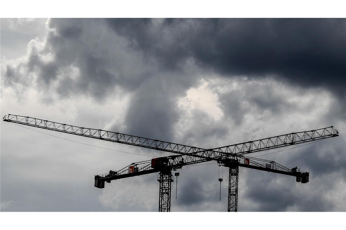 Ökonomen senken Prognosen: Belebung 2026 fällt kleiner aus Die deutsche Wirtschaft wird nach Ifo-Einschätzung in diesem und nächsten Jahr schwächer wachsen als erwartet. (Symbolbild)