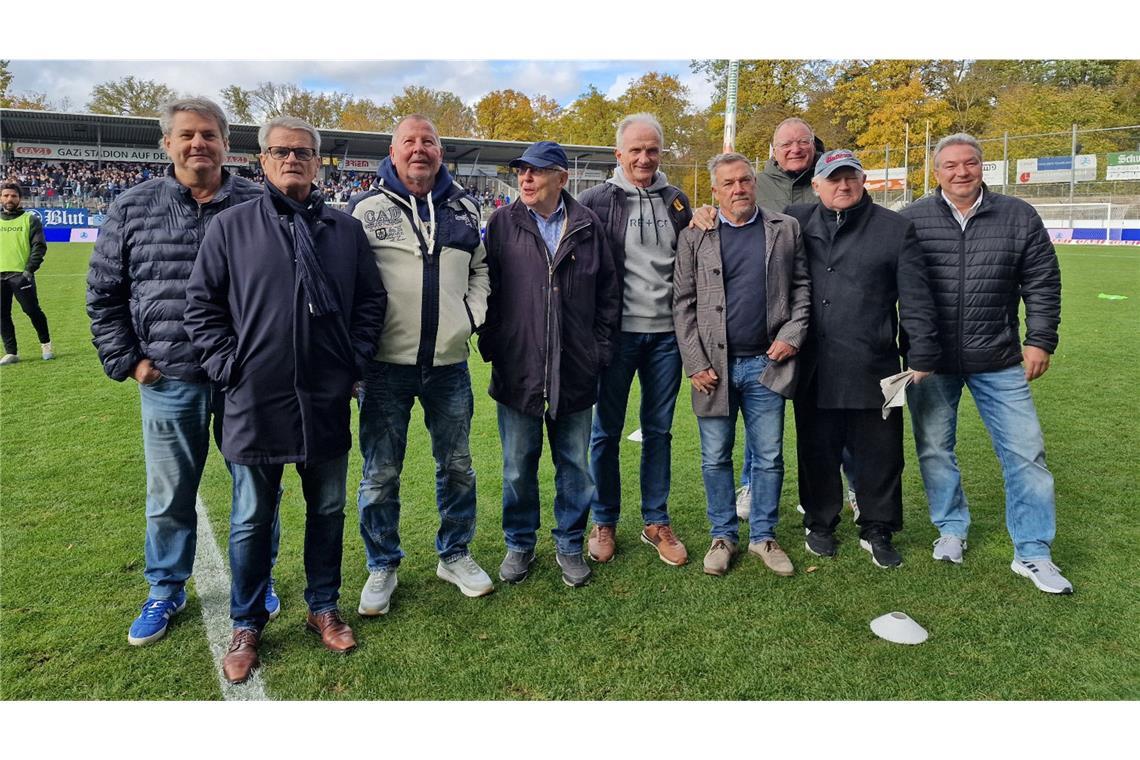 A-Junioren-Meister von 1979 zu Gast auf der Waldau Die deutschen A-Jugend-Meister der Kickers von 1979: Rainer Schöck, Toni Kurbos, Rolf Kaiser, Roland Kaiser (Mannschaftsbetreuer), Michael Steinbach, Roland Bazlen, Joachim Dienelt, Manfred Schittek, Peter Schulz (v.li.).     
Foto: Zinser/SVK