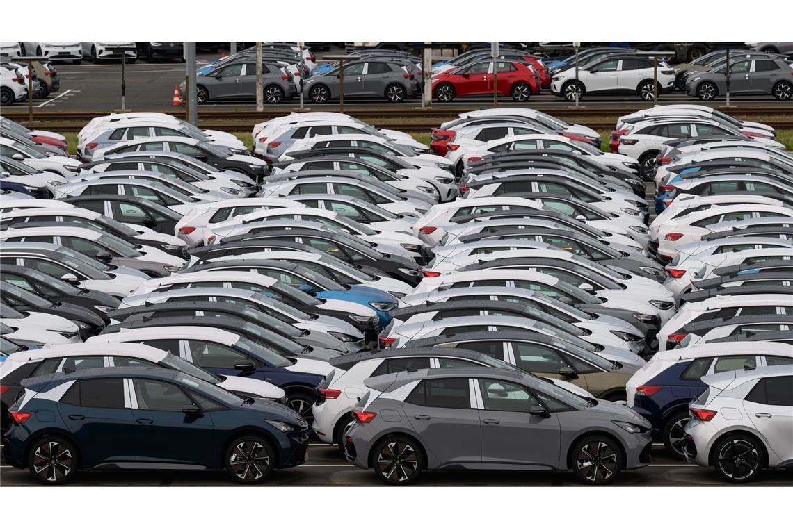 Im ideologischen Schützengraben Die deutschen Autobauer bleiben auf ihren Neuwagen sitzen. Um die Krise zu meistern, müssen Wirtschaft und Politik zusammenarbeiten.