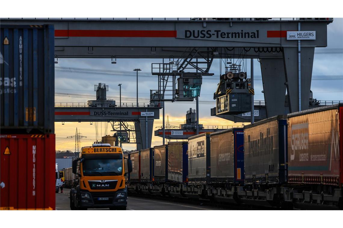 Exporte schrumpfen deutlich - Ausfuhren in USA brechen ein Die deutschen Exporte sind im Oktober kräftig zurückgegangen.
