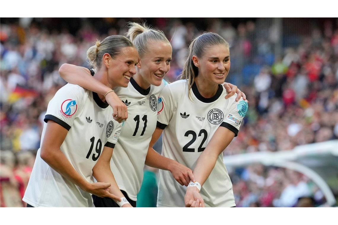 "Mentalitätssieg" und Schweden-Hilfe: DFB-Team in K.o.-Runde Die deutschen Fußballerinnen erinnern an ihre verletzte Kapitänin Giulia Gwinn.