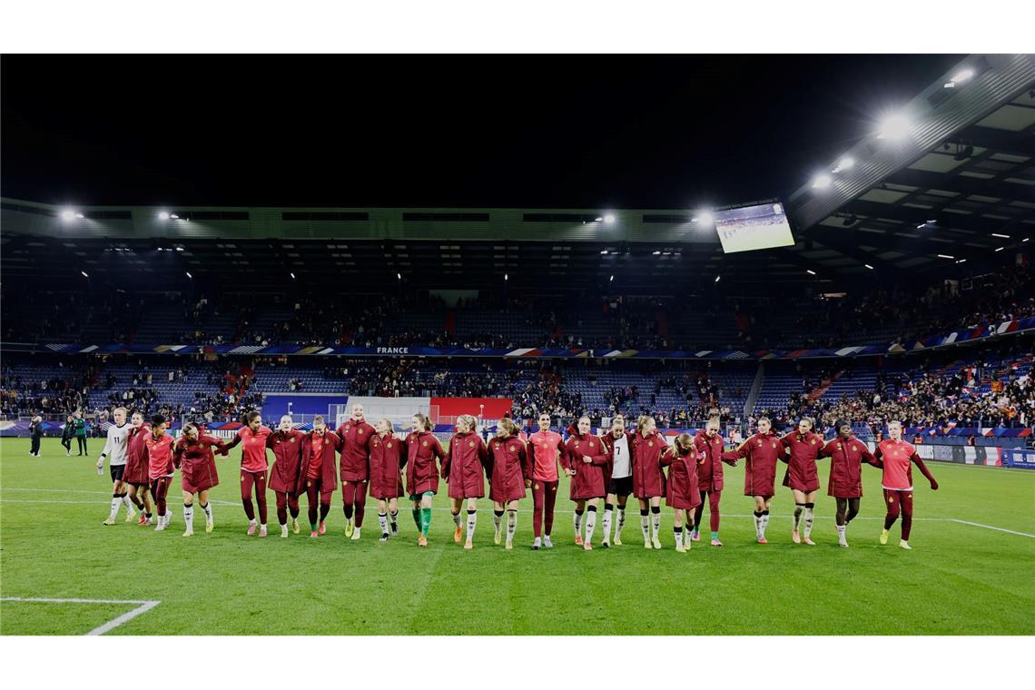 Die deutschen Fußballerinnen lassen sich in Caen für den Final-Einzug feiern.
