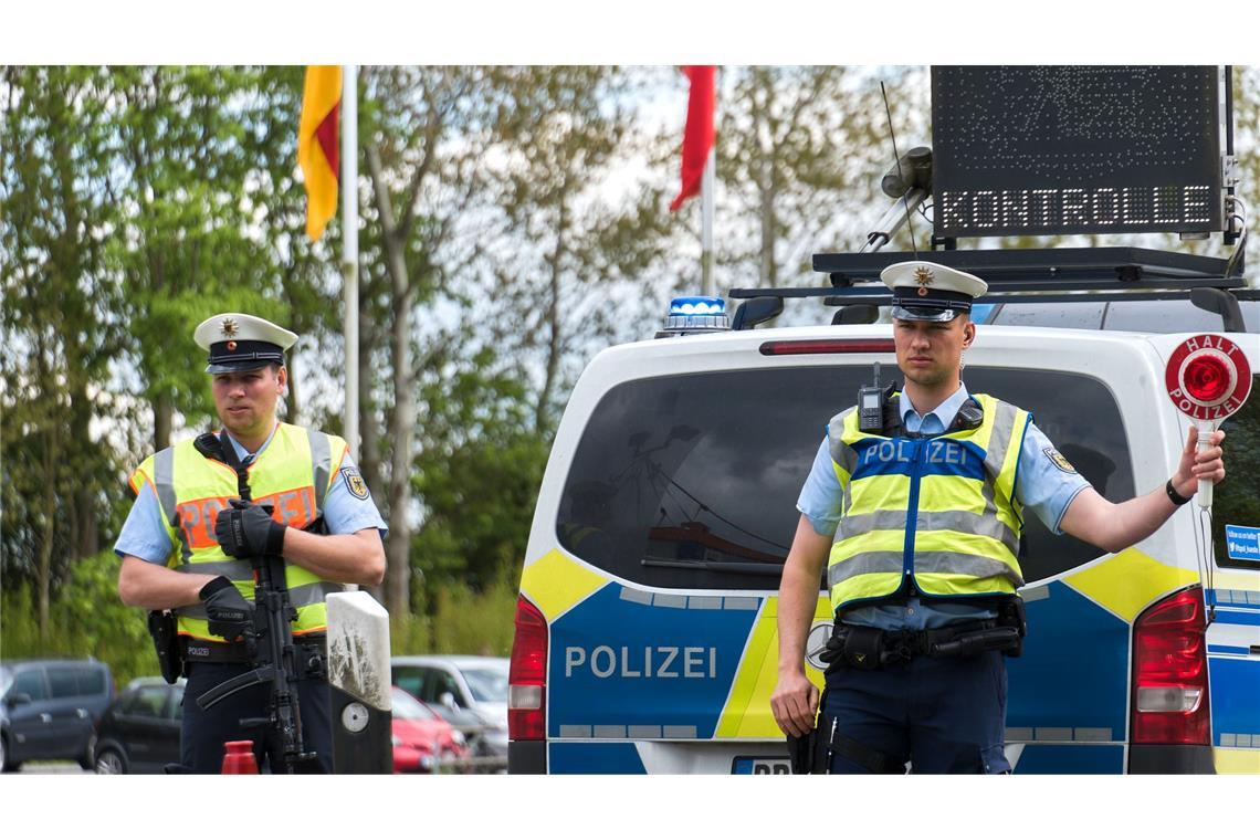 Notlage in der Asylpolitik? Der Streit über eine EU-Klausel Die deutschen Grenzen werden nach Anweisung des Bundesinnenministers stärker kontrolliert.
