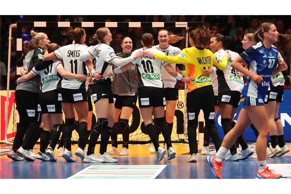 Die deutschen Handballerinnen jubeln nach dem Auftaktsieg.